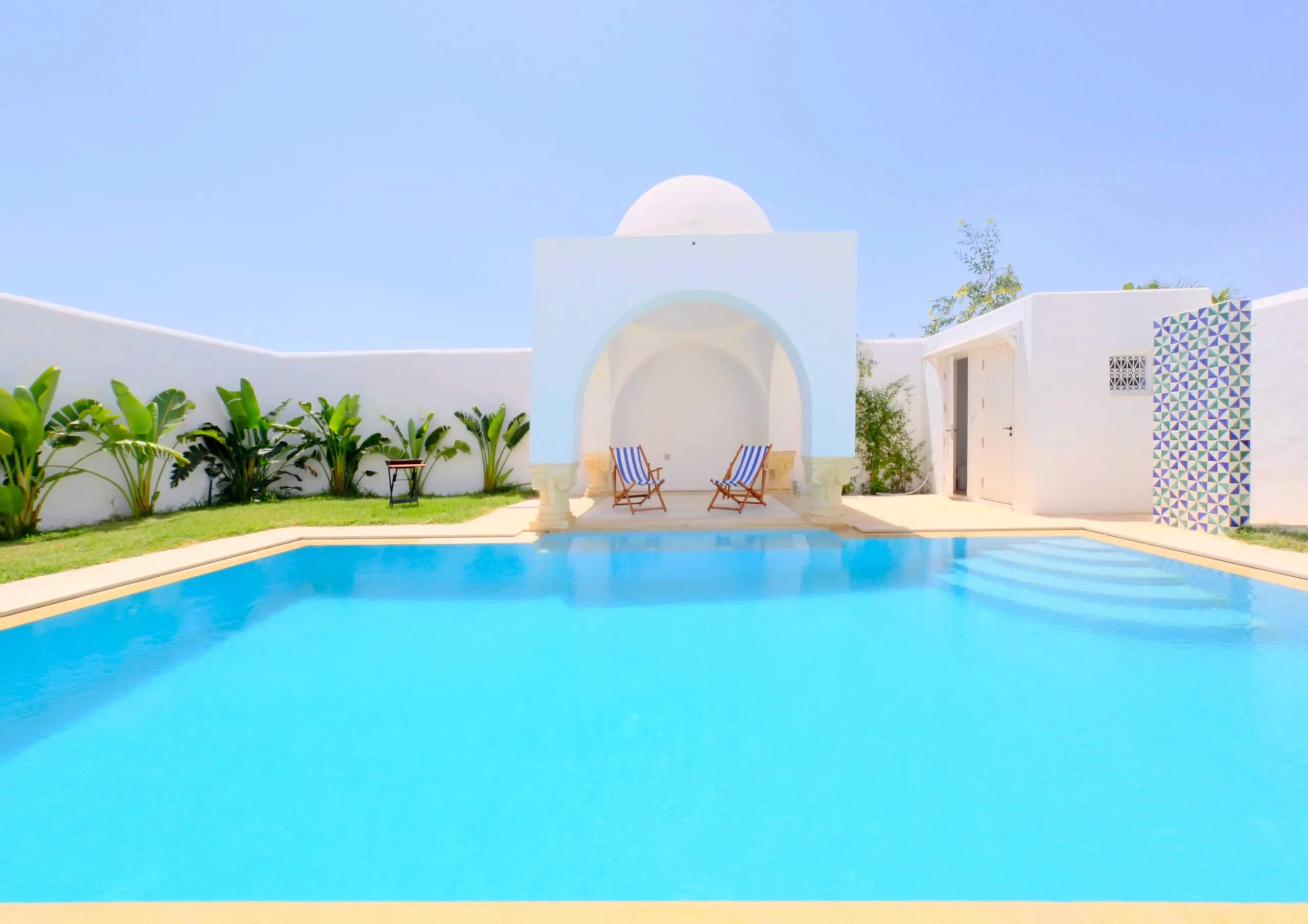Der Infinity-Pool und der Kuppelpavillon