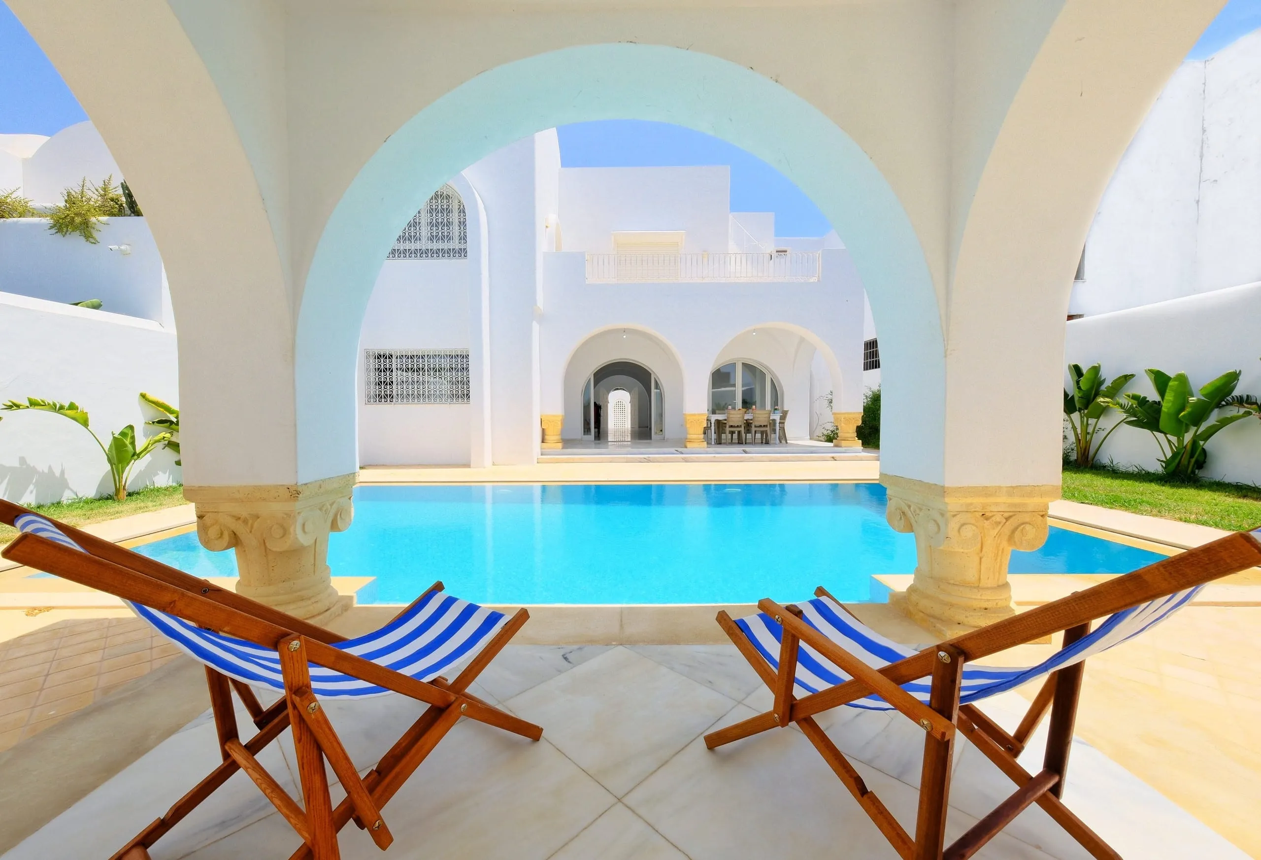 Der Pool durch die Bögen der Terrasse gesehen