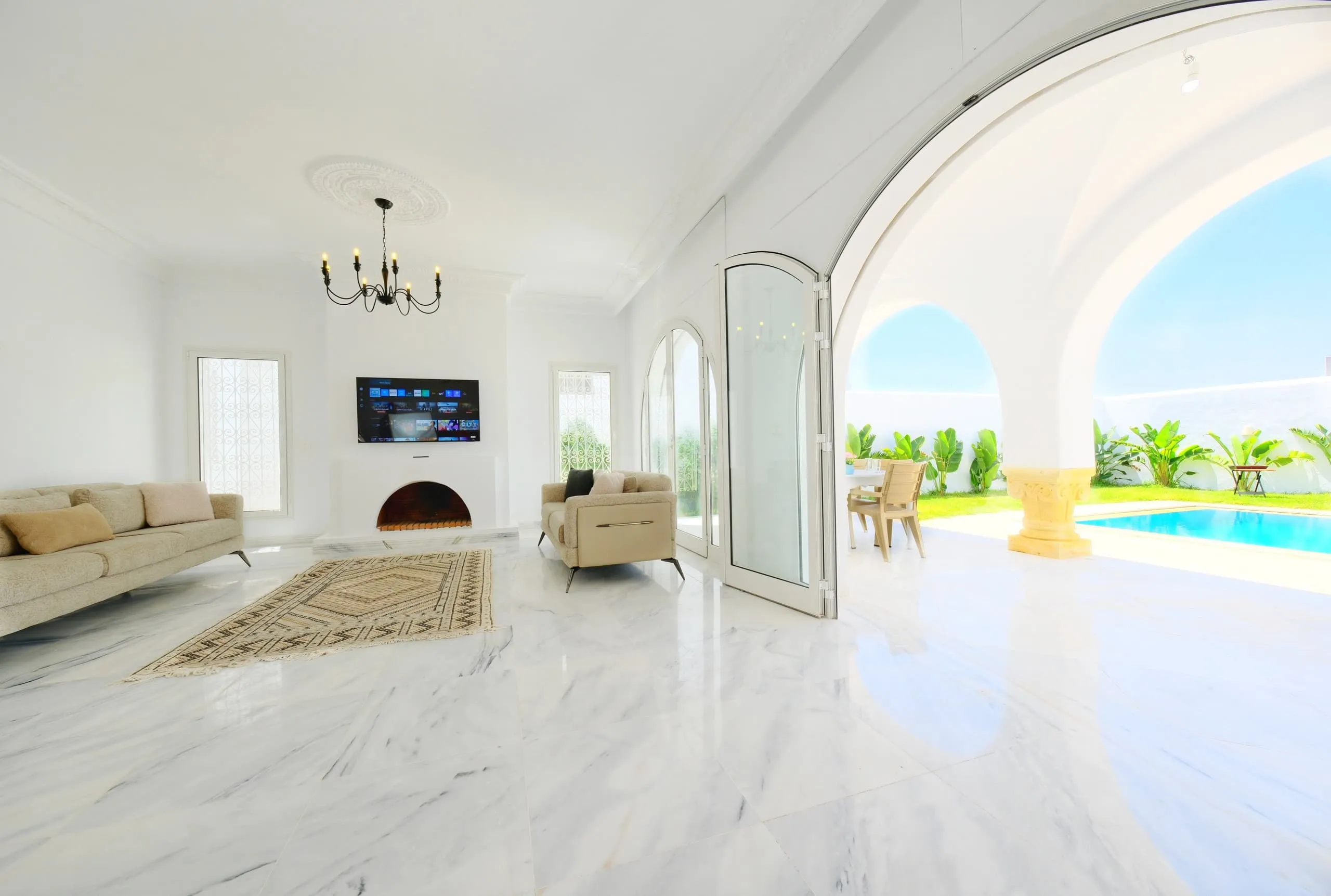 Das helle Wohnzimmer mit Marmorböden